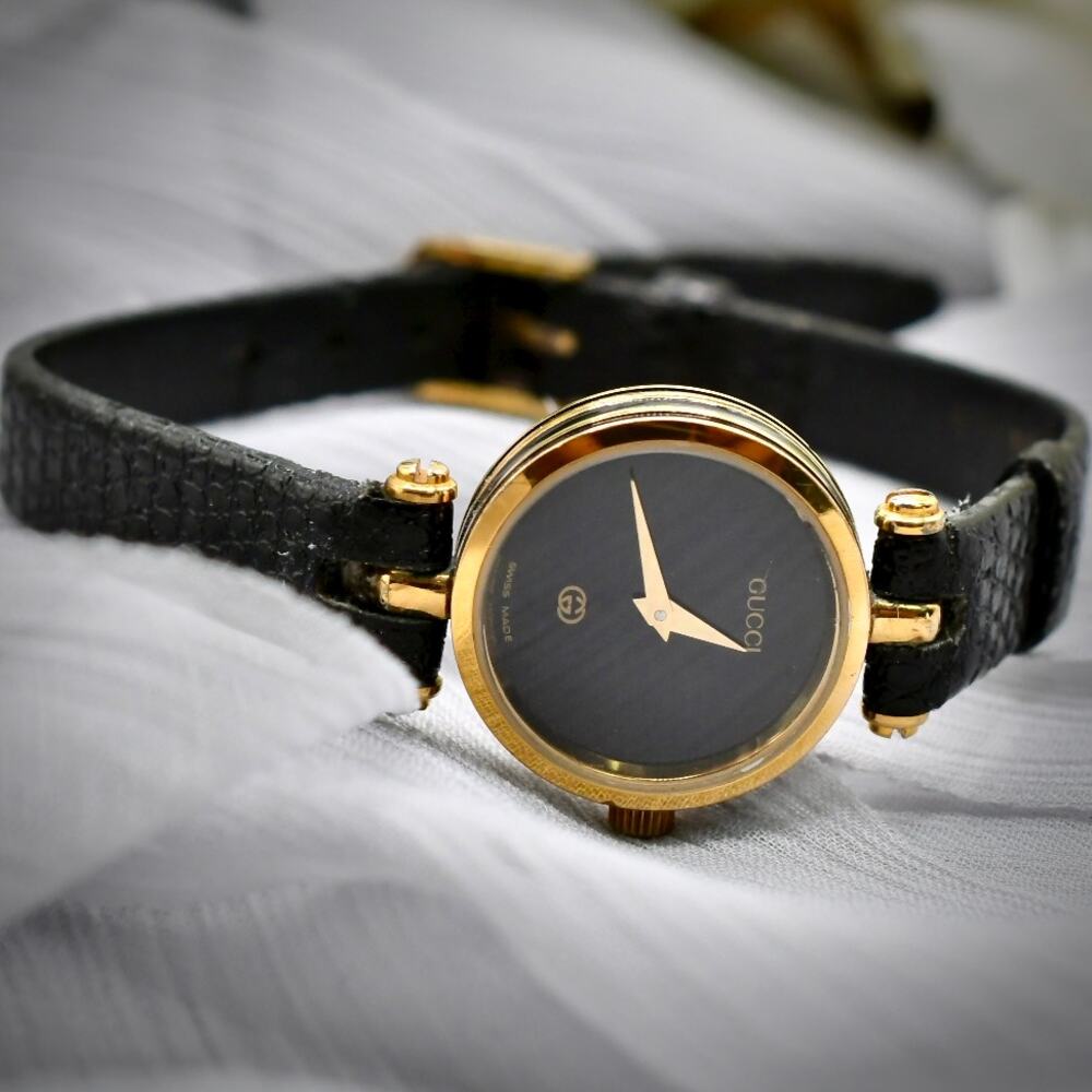 Vintage Gucci Ladies 21mm Watch, Black Dial, Gold Tone, Original Signed Buckle